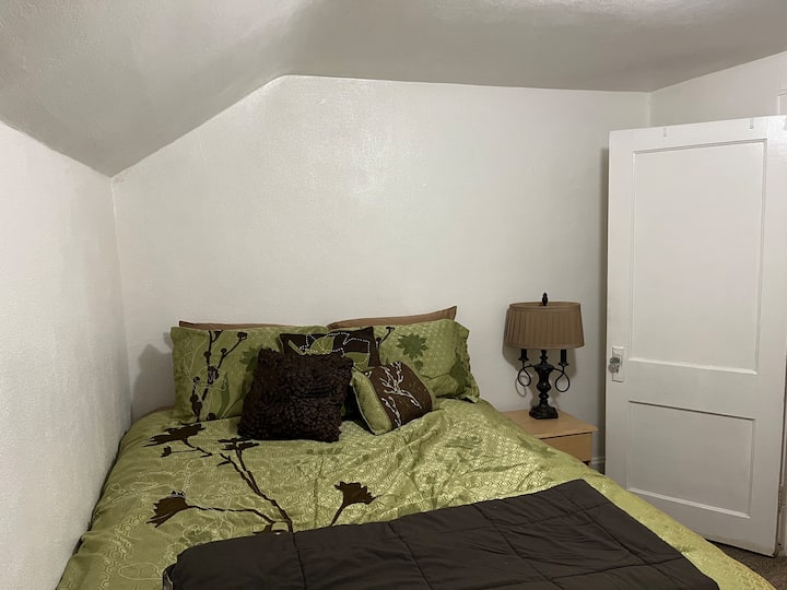 舒适的1.8米宽双人床。 