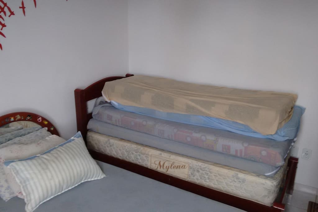 Quarto com colchões de solteiro