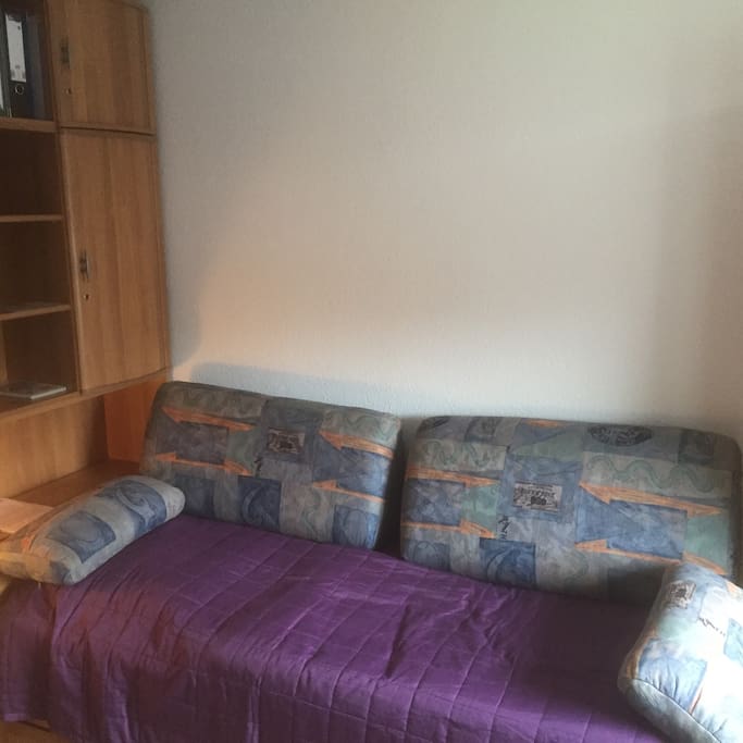 Tagsüber Als Couch nutzbar und darunter ist nochmal das gleiche Bett zum ausziehen.