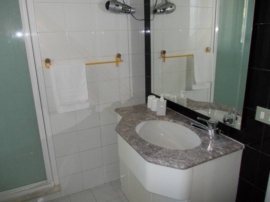bagno con doccia/bathroom with shower