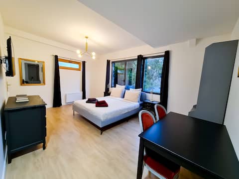 Top performing Airbnb: Large private studio 30 minutes from Paris in Vitry Sur Seine