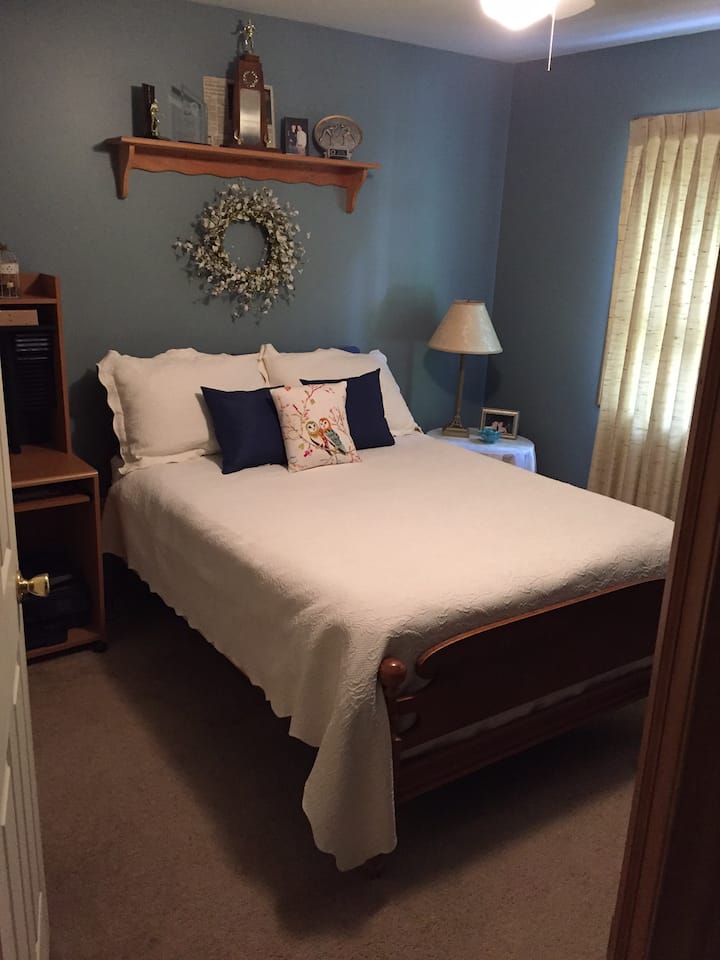 Spálňa #3 menšia manželská posteľ 