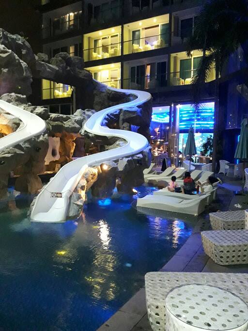 Hotel end of the 80 m pool , kids play end 1 m water . Swim up bar !