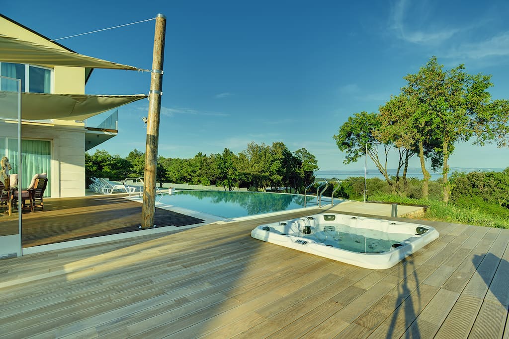 Outdoor pool and jacuzzi