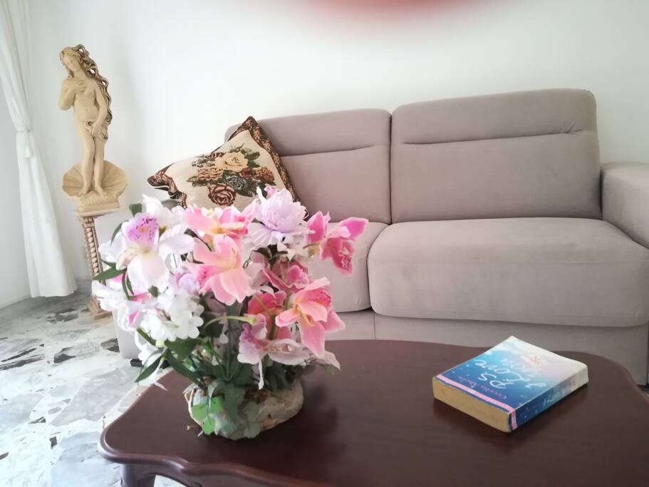 DETAILS LIVING ROOM WITH SOFA BED