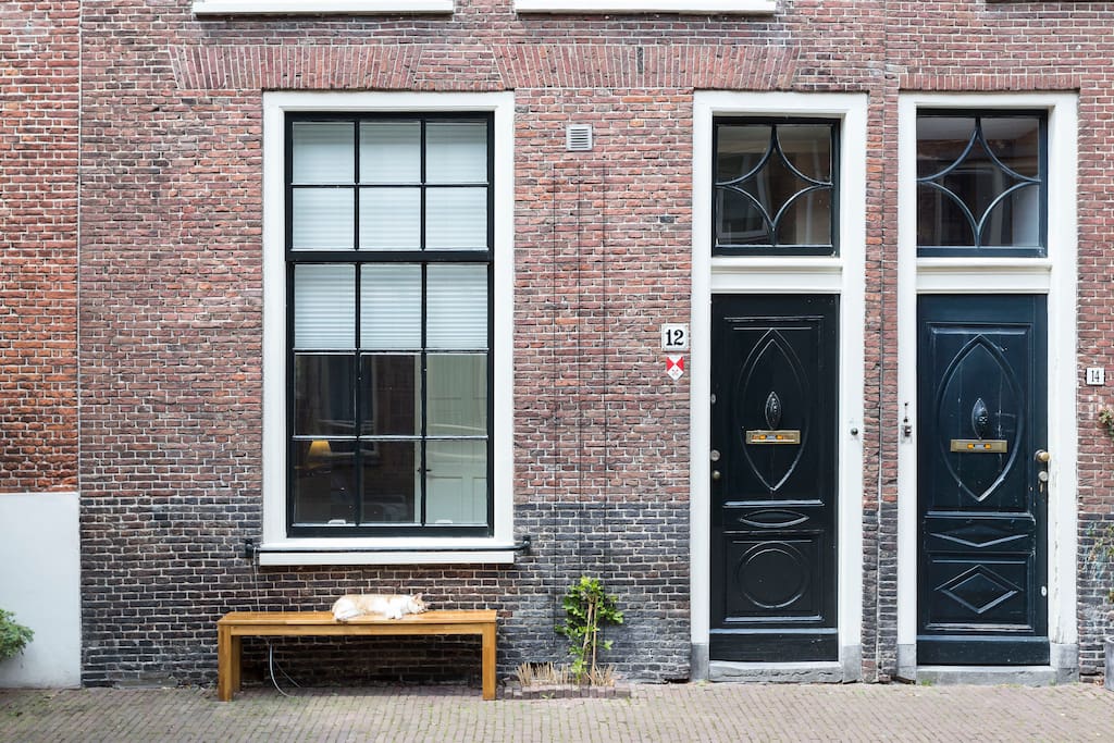 Front portal with bench (with decorative cat)