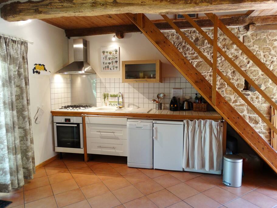 Cuisine avec, entre autres, four de qualité, réfrigérateur congélateur Liebherr, lave-vaisselle, machine à laver, cafetière Nespresso & cafetière Grand volume, grille pain etc....