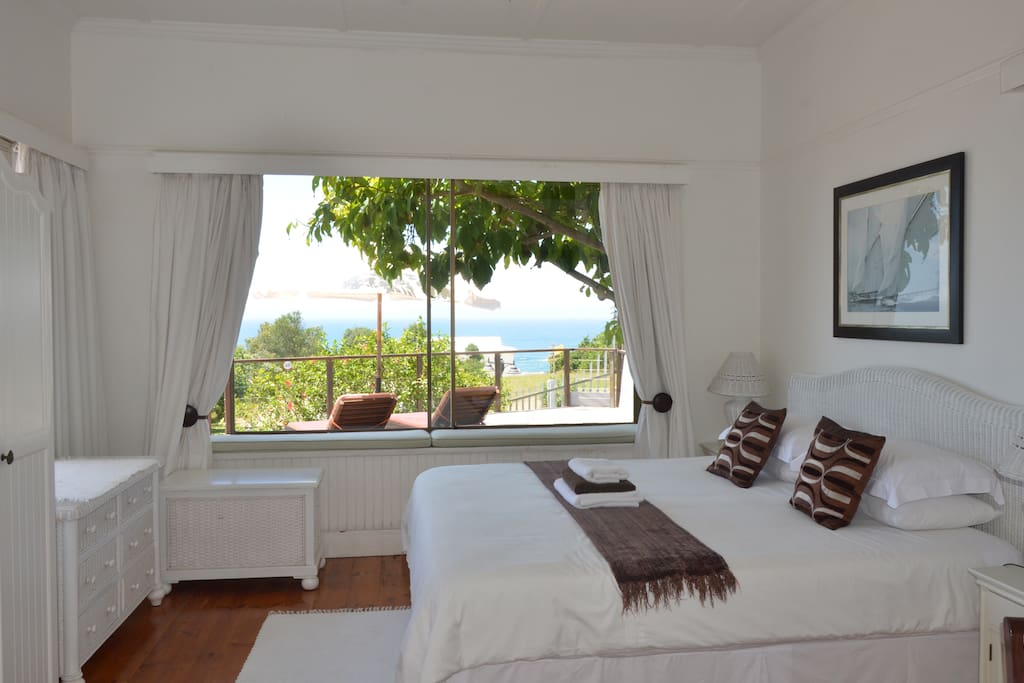Main bedroom with sea view.