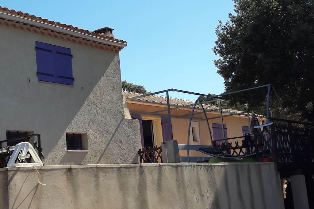 à gauche, la dépendance avec votre grande chambre indépendante (fenêtre coté sud)