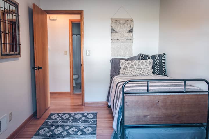 Спална соба со детско креветче кое може да се постави ако е потребно 