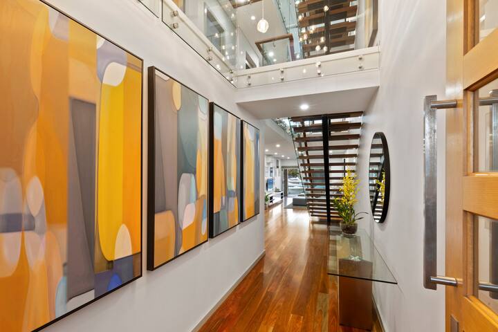 Unrivaled 4-Storey Waterfront Home 5 BDR 3.5 BTH gallery image 2