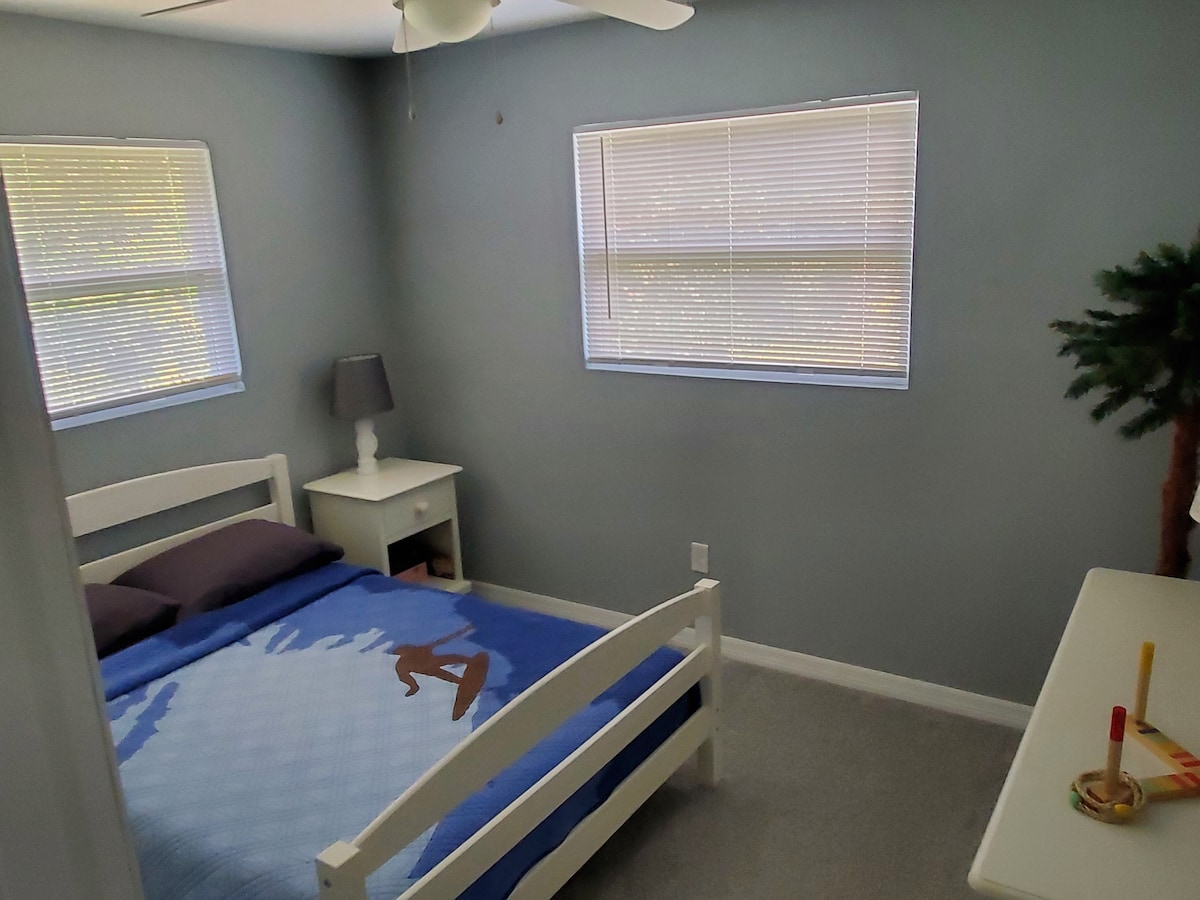 غرفة الأطفال أو غرفة الضيوف.  