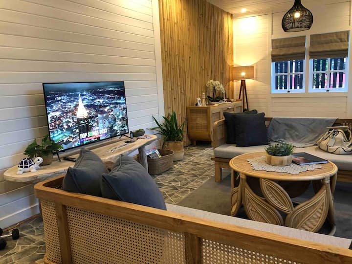 The White House-waterfront 2 Guests-aircon-wifi - Manado