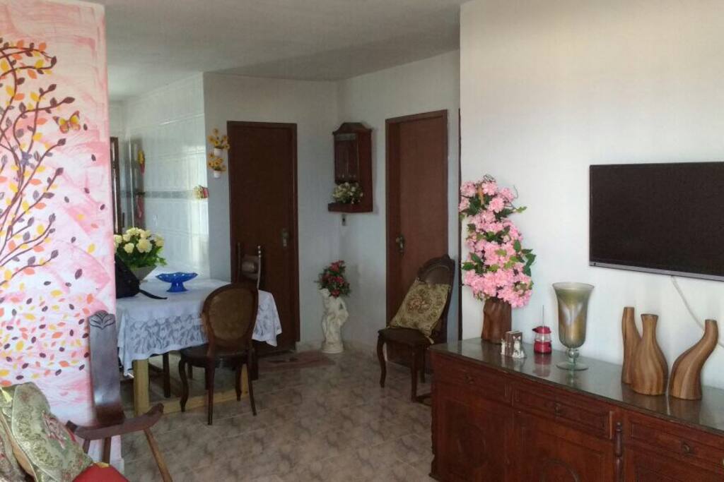 Sala com sofá e televisão