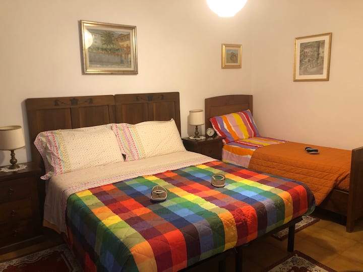 Bedroom with double bed and single bed. The double bed can be transformed into two single beds.