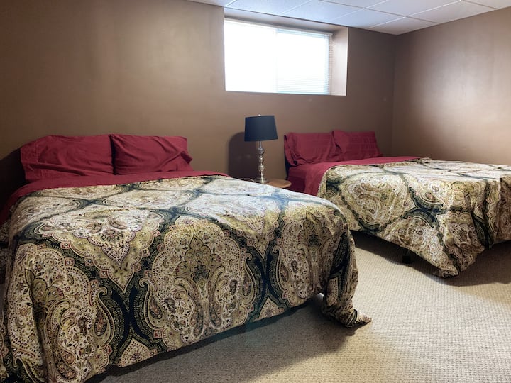 (Slaapkamer 8) Kelder - twee queensize bedden.