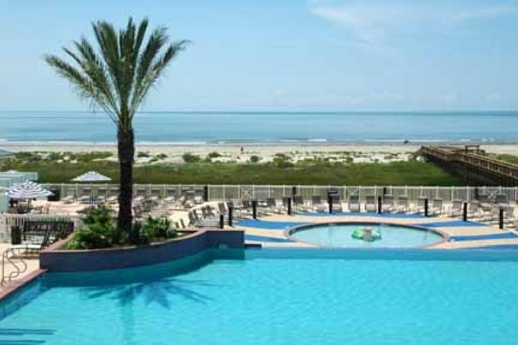 Infinity Pool at Beach Club