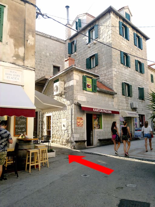 Domilijina street and the apartment are just 10m in this direction