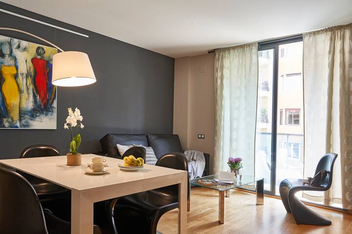 Big 2 bedroom+2bathroom flat in Eixample parking gallery image 2