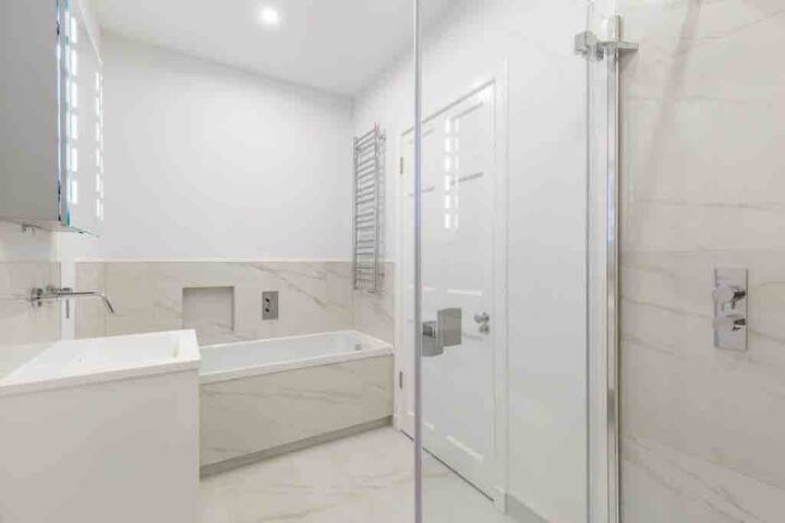 Newly Refurbished-Central Location- 2 Bedroom Flat gallery image 4