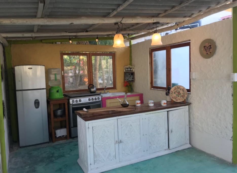Amplia cocina de la casa, es un espacio independiente de la casa fresco y muy agradable.