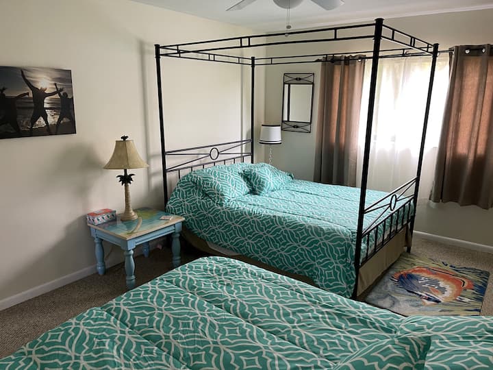 ¡Dormitorio de invitados con dos camas tamaño queen!