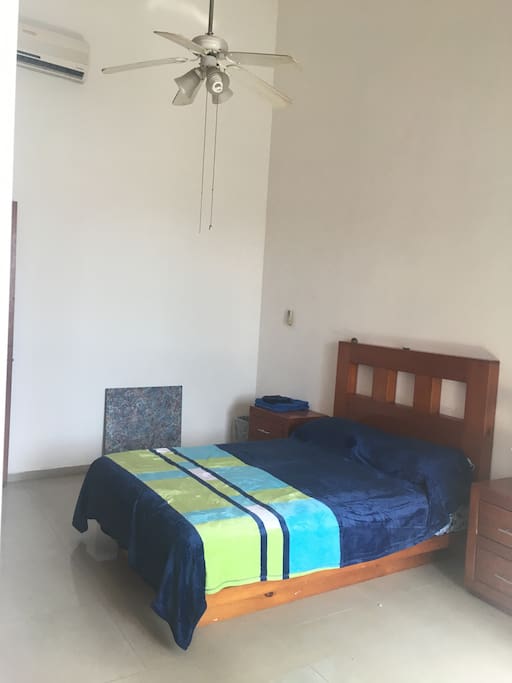 Mucho espacio, muebles bonitos, AC, ventiladores.