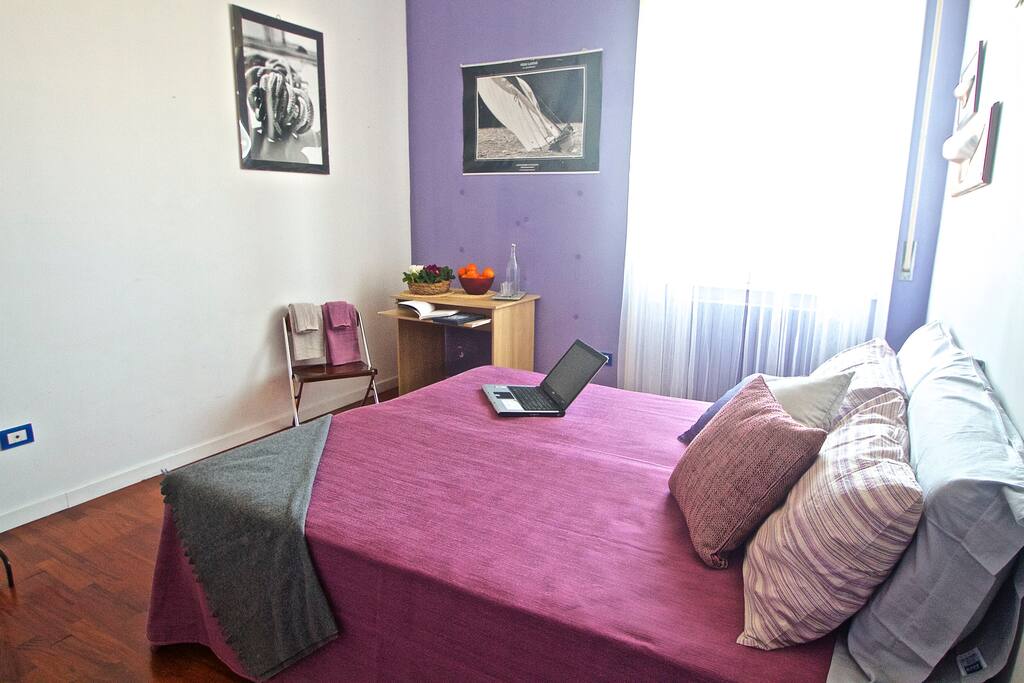 camera da letto con stend per abiti e cassettiera
