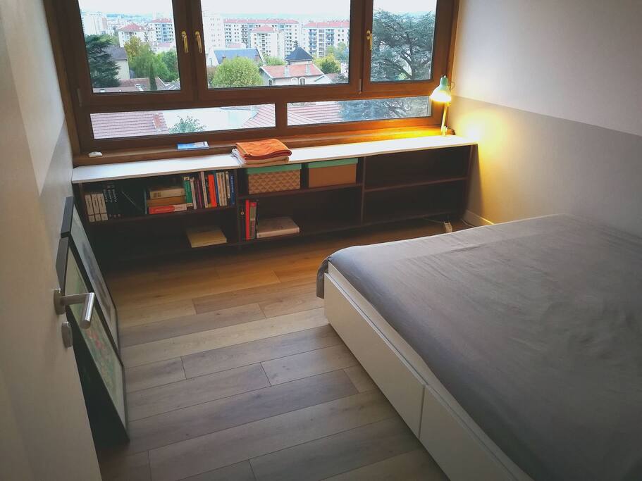La chambre avec le lit de 180