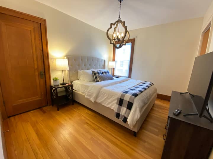 מצעי פשתן יוקרתיים, כריות ברוקלין פנטסטיות, שניים לכל אורח (אחד קשיח ואחד רך) ומזרנים סגולים כמעט מבטיחים שינה ערבה בכל לילה!