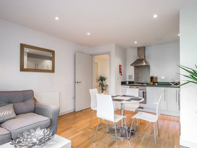 City Centre Apartment - Gated Parking