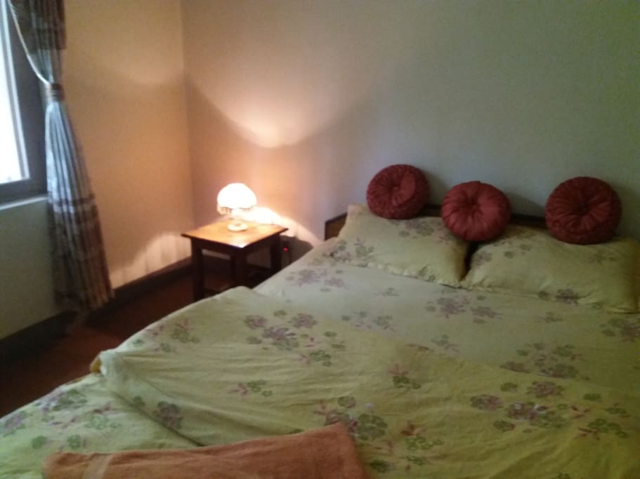 Schlafzimmer Nr. 1, mit Blick ins Gruene