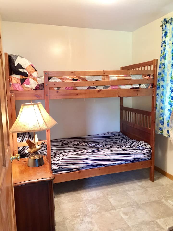 חדר שינה שני עם מיטות קומתיים, מזגן/תנור חימום, שידת מגירות, שידות לילה, מנורות ברווז