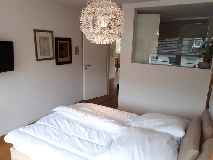 חדר שינה עם נוף לחדר הרחצה ודרך דלת הסלון