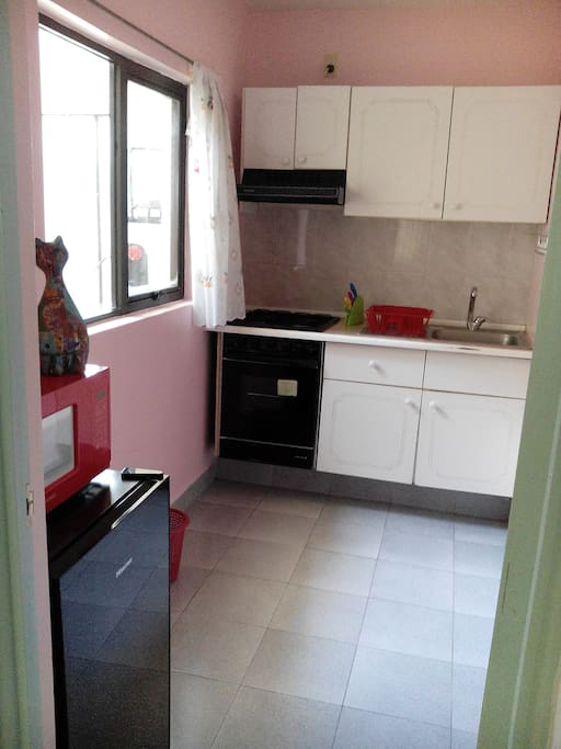 Cocina, con refri y microndas