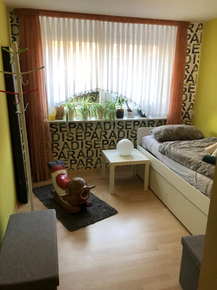 1 lit simple, avec 2 lits pour se déplier.
cela peut être fourni séparément.
est un peu plus bas