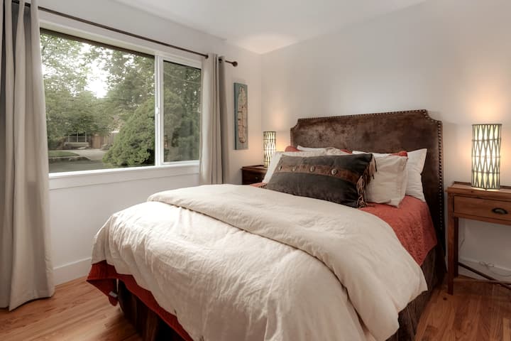 Acogedora 3 ª habitación - Cama de matrimonio con colchón de mechón y aguja.