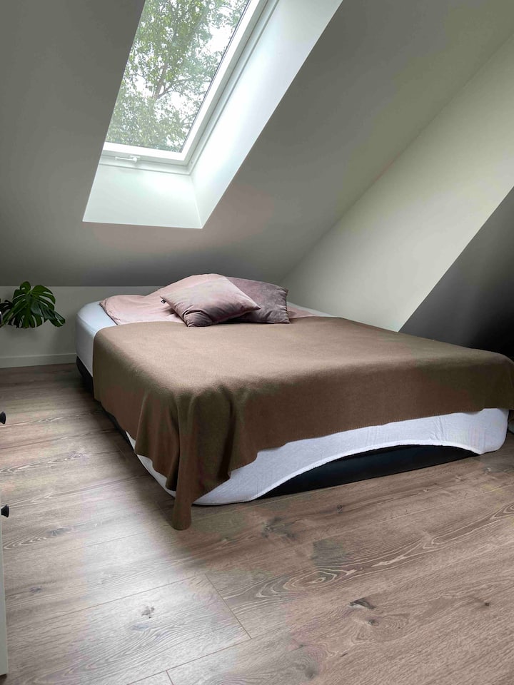 Თუ 2 ადამიანზე მეტი გეყოლებათ, ეს გასაბერი ლეიბი ორადგილიანი საწოლის გვერდით არის დაყენებული. Მასში შესაძლებელია 2 ადამიანის განთავსება. 