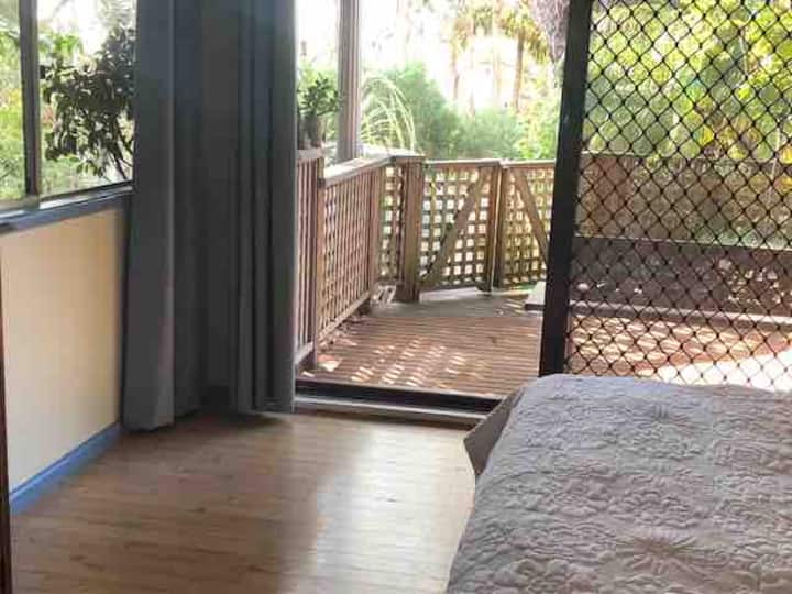 卧室与前面的娱乐区相连。沿着海滩对面的小径漫步