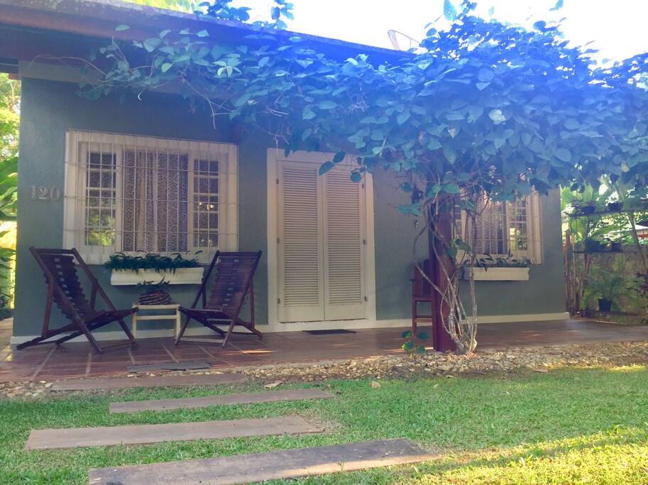A varanda frontal possui redes e cadeiras para apreciar os pássaros e a natureza.