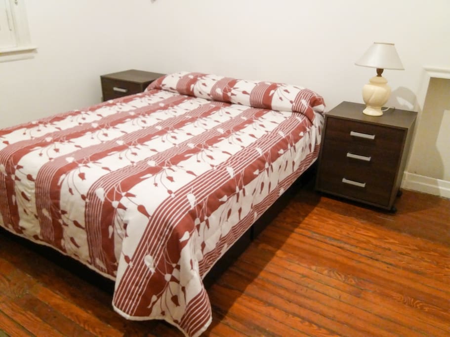 Cama de dos plazas en habitacion