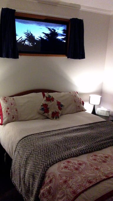 Queensize bed.