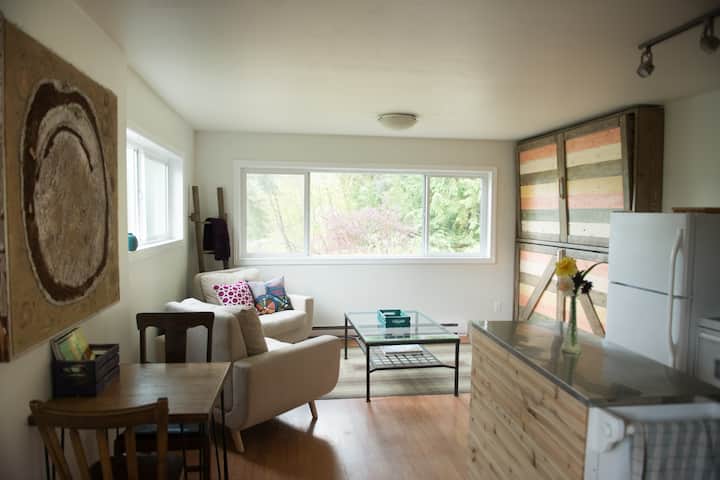 Living area with murphy bunks - beautiful views of the garden and down to the lake. Board games and puzzles are provided