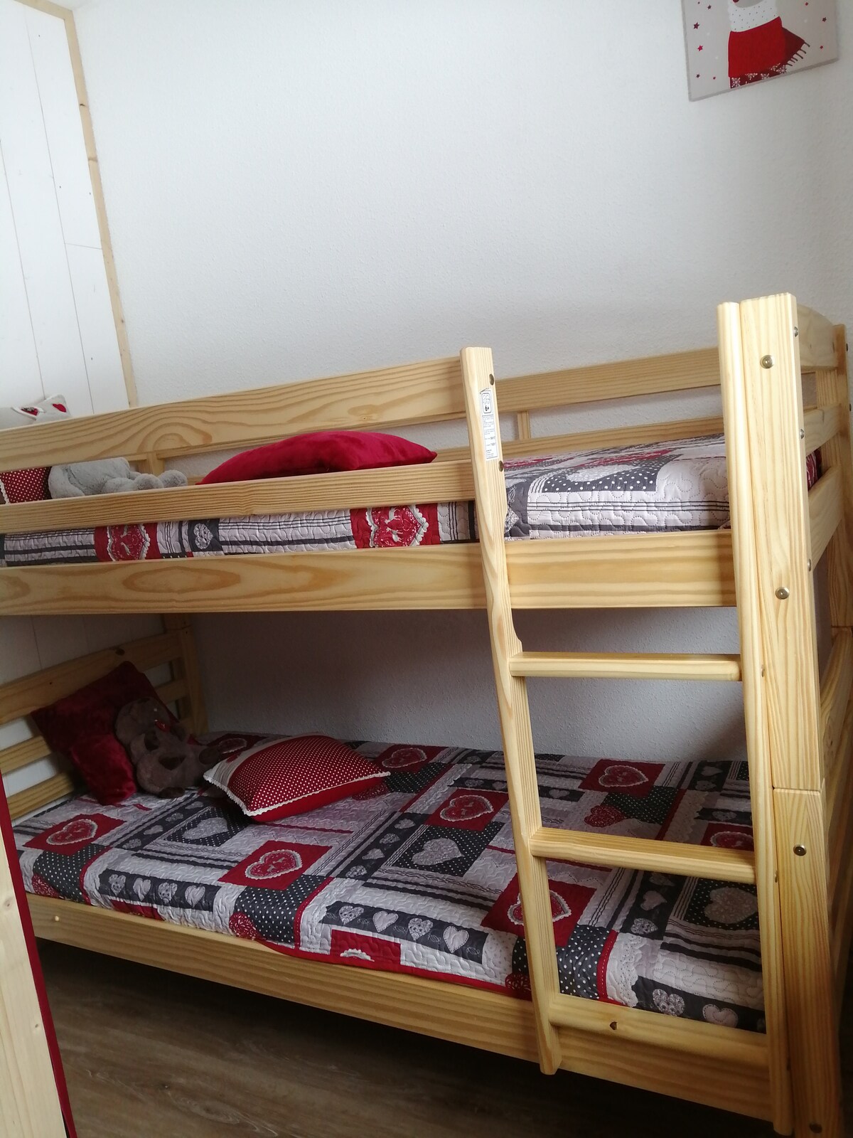 chumba cha kulala na kitanda cha ghorofa ya 90cm na kabati ya kuhifadhi