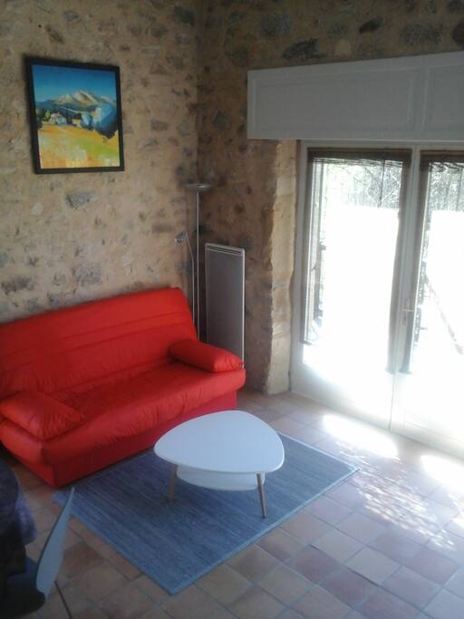 coin salon avec vue sur le jardin