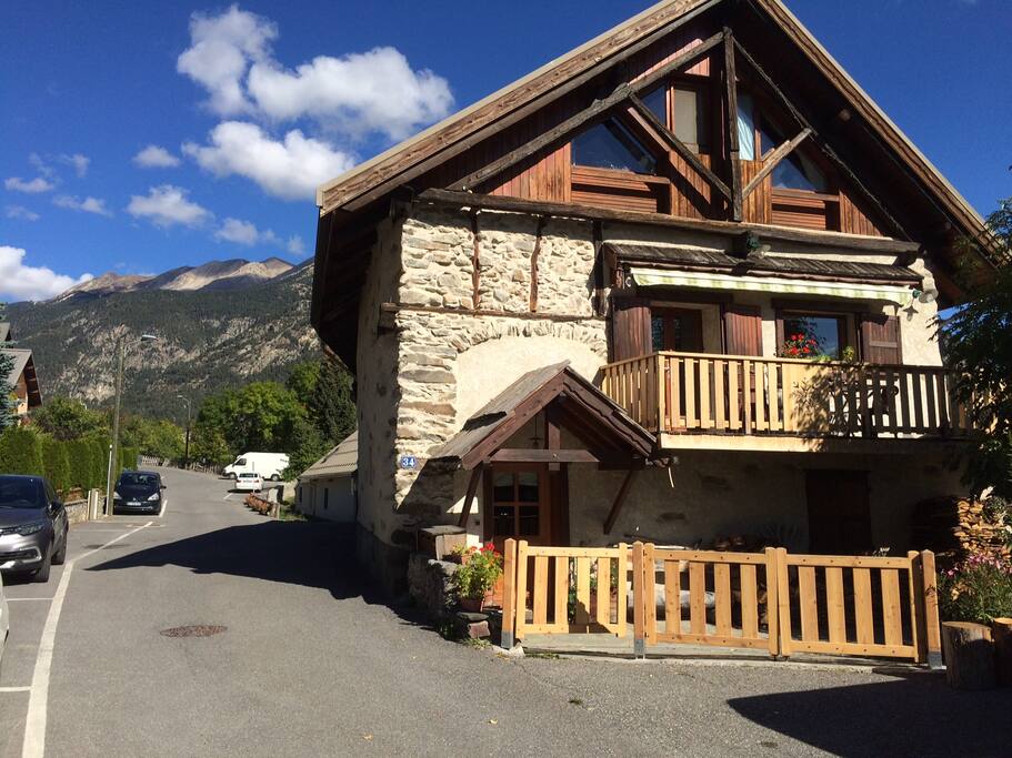 L'entrée du studio se trouve sur le côté de la maison dans la rue