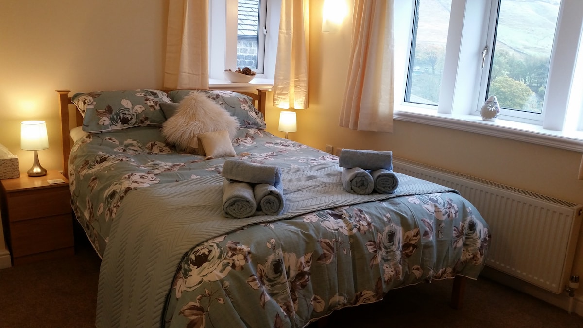 Manželská posteľ veľkosti King v priestrannej hlavnej spálni.  