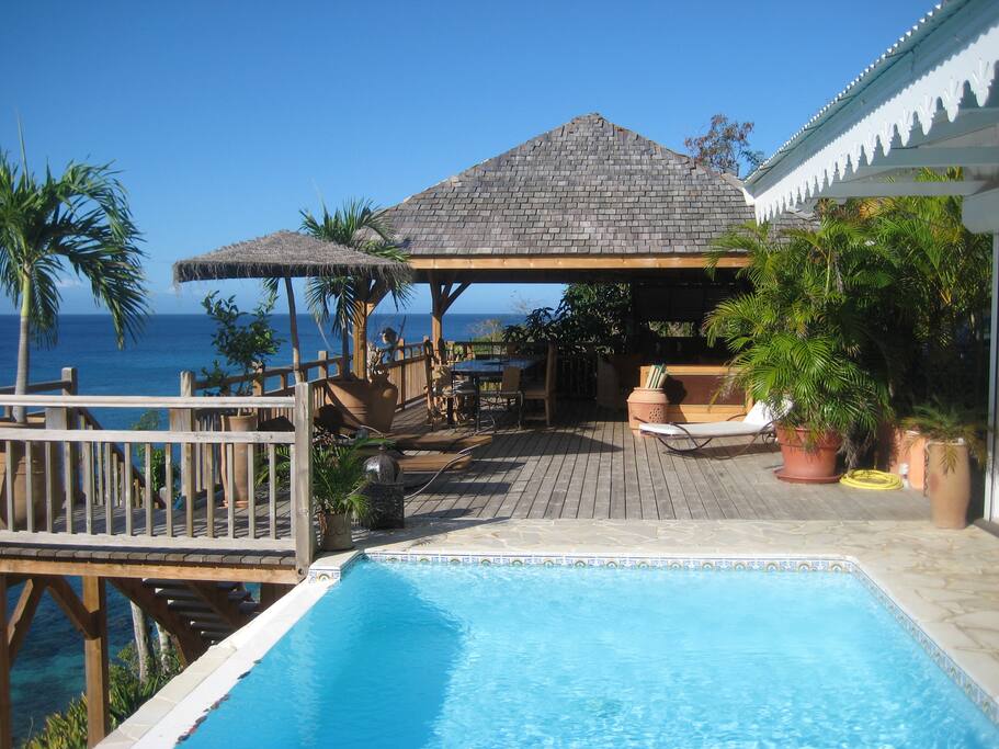 piscine et terrasse en deck