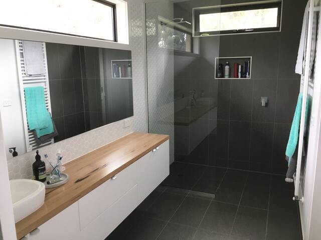 Modern large 4 bedroom home, Port Fairy (updated) gallery image 4