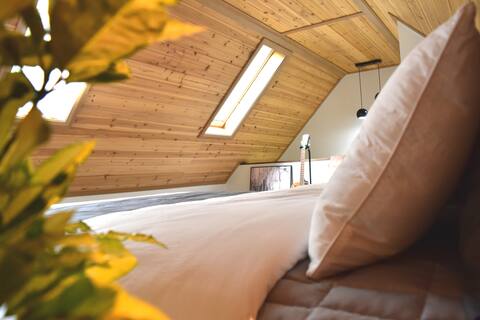 Private multi-storey Cosmos Room with only a star view